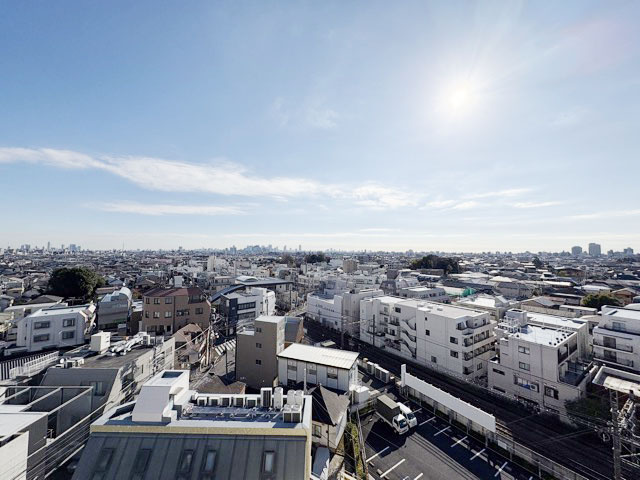 【展望】 | 井草サマリヤマンション | 眼前に広がる空の雄大さと、このお部屋の自慢の一つである「眺望」をご覧ください。毎日、この景色を独り占めできる新生活に夢が広がります。～即日のご見学可能～　お問合せはお気軽にどうぞ。