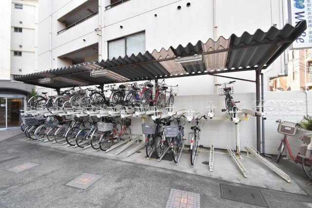 【駐輪場】 | 井草サマリヤマンション | 自転車置き場。マンションの共用部にあたります。空きの有無や駐輪料金、各戸の台数制限などについては、改めてお問い合わせください。～即日のご見学可能～　お問合せはお気軽にどうぞ。