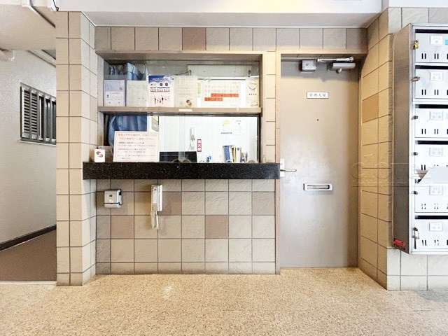 【受付】 | 井草サマリヤマンション | 郵便物を受け入れる住民共用のポスト。「集合ポスト」とも呼びます。ここもまた、マンションの「顔」のひとつです。～即日のご見学可能～　お問合せはお気軽にどうぞ。