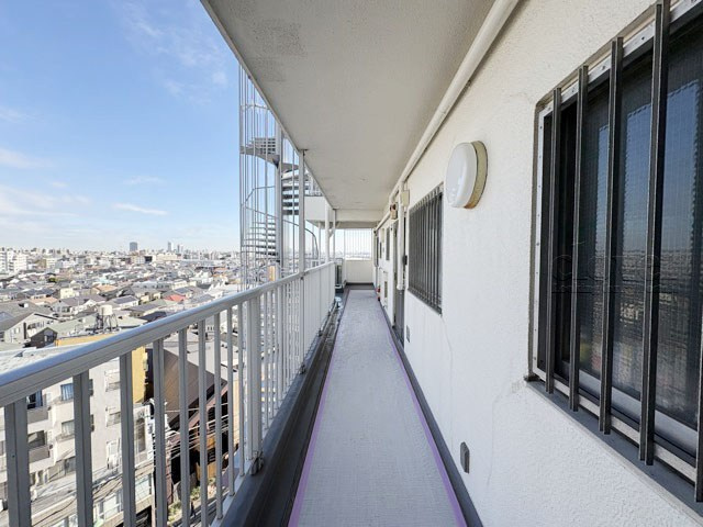 【その他共用部分】 | 井草サマリヤマンション | マンションの共用廊下です。きれいに清掃されています。周囲のお部屋の様子も、ぜひ伺ってみてください。～即日のご見学可能～　お問合せはお気軽にどうぞ。