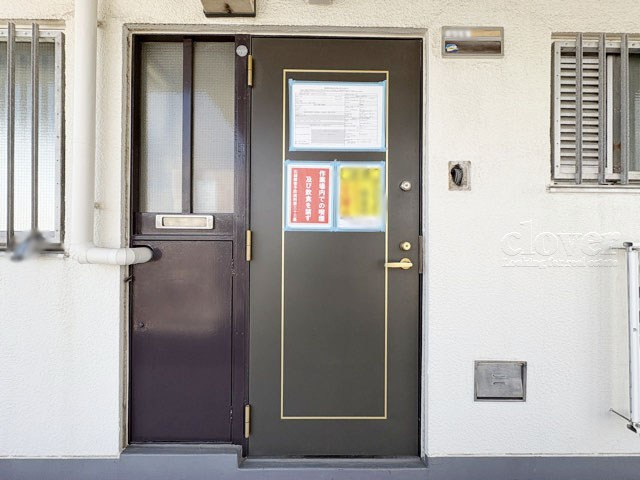 【その他共用部分】 | 井草サマリヤマンション | 皆様をお迎えする、お部屋の玄関ドア。開けやすさや開放角度、ドアノブの操作しやすさや鍵の形状などを、現地で一度ご確認ください。～即日のご見学可能～　お問合せはお気軽にどうぞ。