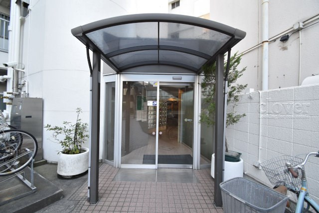 【エントランス】 | 井草サマリヤマンション | お客様を、そして住人を出迎えてくれるマンションのエントランス。ゴミが落ちていないことからも、管理状態の良さや住民の節度の高さが見て取れます。～即日のご見学可能～　お問合せはお気軽にどうぞ。