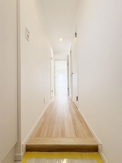 【玄関】 | 井草サマリヤマンション | 玄関ドアを背に、廊下と室内を望みます。ナチュラル系の色合いを重視した内装のイメージをご確認ください。お部屋の第一印象やイメージを決定づける空間です。～即日のご見学可能～　お問合せはお気軽にどうぞ。
