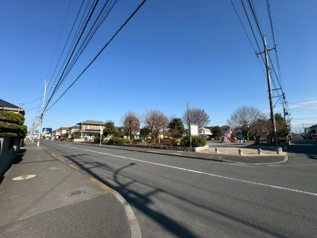 青梅市新町４丁目　中古戸建の前面道路含む現地写真