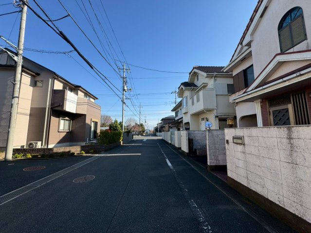 青梅市新町４丁目　中古戸建の前面道路含む現地写真