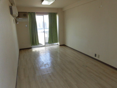 【居間・リビング】 | ビジネス新大阪 | 外の光が差し込む明るいお部屋です
