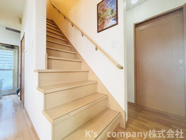◎茅ヶ崎市芹沢　中古戸建◎の内装|手すり付き階段♪