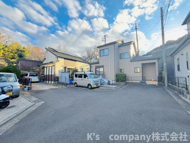 ◎茅ヶ崎市芹沢　中古戸建◎の前面道路含む現地写真|前面道路が広いため駐車がしやすい◇◇