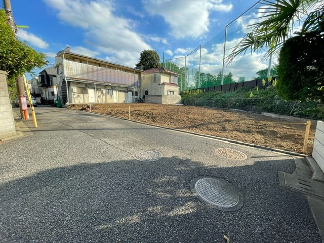 世田谷区上祖師谷６丁目　新築戸建て　全２棟の前面道路含む現地写真