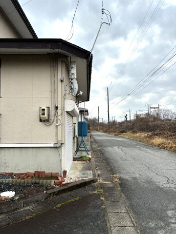 米沢市下花沢３丁目　二階建て中古住宅の前面道路含む現地写真