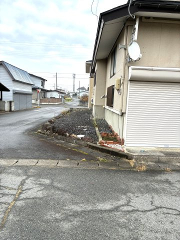 米沢市下花沢３丁目　二階建て中古住宅の前面道路含む現地写真