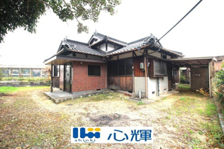 【外観】 | 宇部市大字吉見 中古住宅／平屋 | 車もゆったり駐めることができます。ぜひ現地をご覧ください。
現状渡しです。
