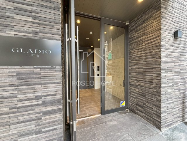 Gladio上町台のエントランス