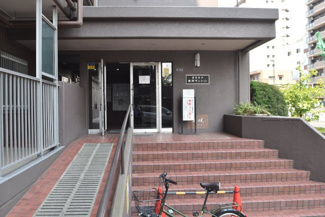 【エントランス】 | お客様を、そして住人を出迎えてくれるマンションのエントランス。ゴミが落ちていないことからも、管理状態の良さや住民の節度の高さが見て取れます。～即日のご見学可能～　お問合せはお気軽にどうぞ。
