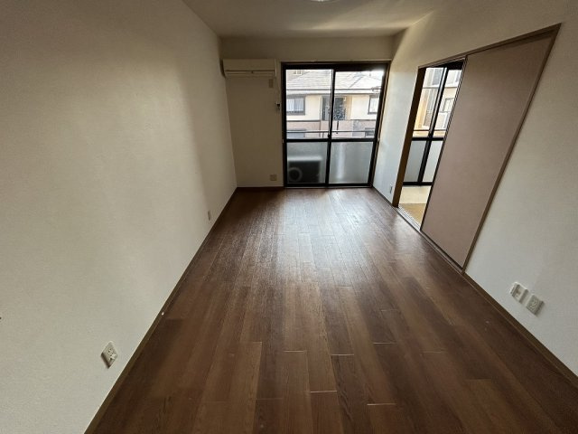 ハイカムール高須A棟の居間・リビング|こちらのリビングで趣味の時間をお楽しみください