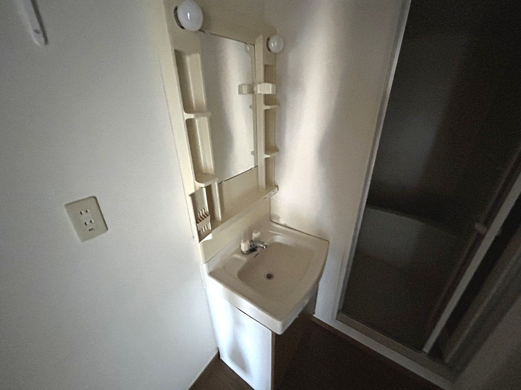 ハイカムール高須A棟の洗面所|ゆったりとスペースのある洗面所
