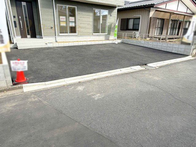 笠間市旭町第6　新築戸建て　2号棟の駐車場|カースペースは3台完備。ゲスト用のスペースも確保できますね♪


