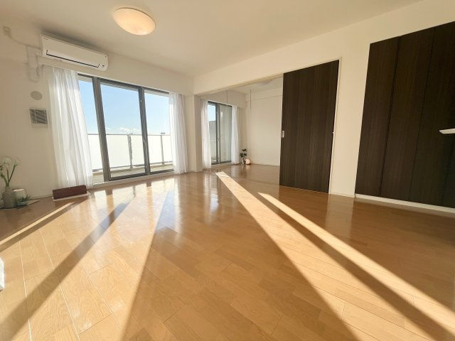 オハナ新所沢の居間・リビング|こちらのリビングで趣味の時間をお楽しみください