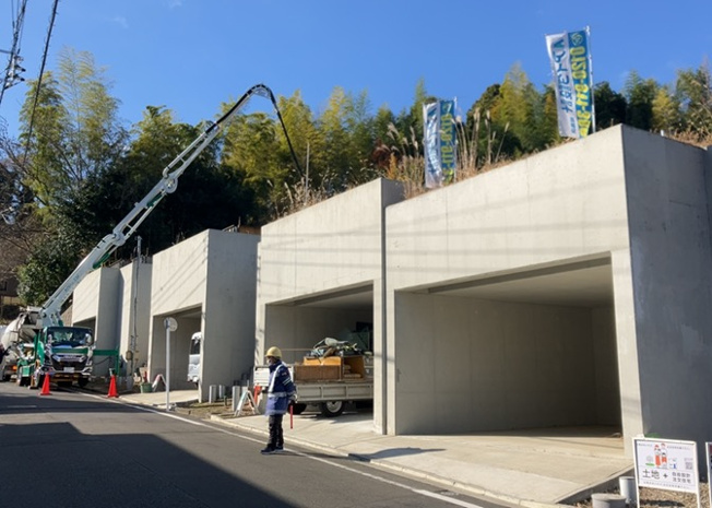 【外観】 | 現地に行くなら、物件の周囲の地形がどうなっているかを見ることも大切です。周辺より低くなっている土地では、大雨などで水が集まりやすいため、地盤が弱くなっているということも考えられるため、注意が必要です。