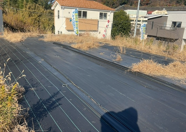 【外観】 | 家を建てる場合、方位は要チェックです。現実的に日当たりのよい家ならばリビングは南側、建築基準法でも北側に当たる家への配慮は求められています。土地を見学に行く際は、方位磁針を持って行くようにしましょう。