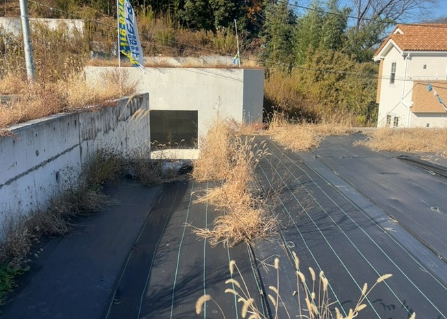 【外観】 | 土地の前の道路に消火栓が設置されていることがあります。この場合、道路交通法第45条第1項により、駐車禁止の場所が指定されています。そのため、車庫などの駐車スペースをつくることができない場合があります。