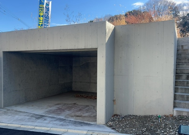 【外観】 | 現地に行くなら、物件の周囲の地形がどうなっているかを見ることも大切です。周辺より低くなっている土地では、大雨などで水が集まりやすいため、地盤が弱くなっているということも考えられるため、注意が必要です。