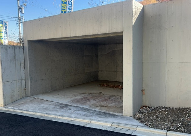 【外観】 | 隣家の土地はどうなっているのか、生活利便施設が近くにあるのか、学校まで近いかなど、お客様のライフスタイルにあわせたイメージが重要です。また、近くにあると困る施設が近くにないかも確認するといいでしょう。