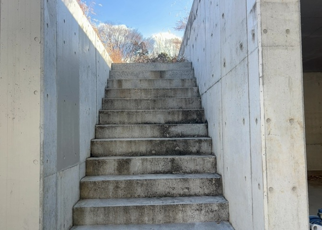 【外観】 | 土地購入を検討されている場合、境界杭がない状態で購入してしまうと境界確定測量をする必要があり、費用がかかります。購入の前に、売主、隣土地所有者立ち合いのもと境界を確定し境界杭を設置するのがベストです。