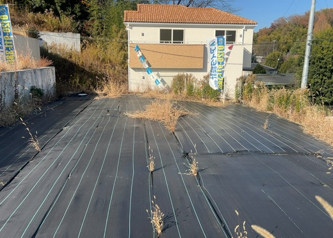 【外観】 | 土地の前の道路に消火栓が設置されていることがあります。この場合、道路交通法第45条第1項により、駐車禁止の場所が指定されています。そのため、車庫などの駐車スペースをつくることができない場合があります。