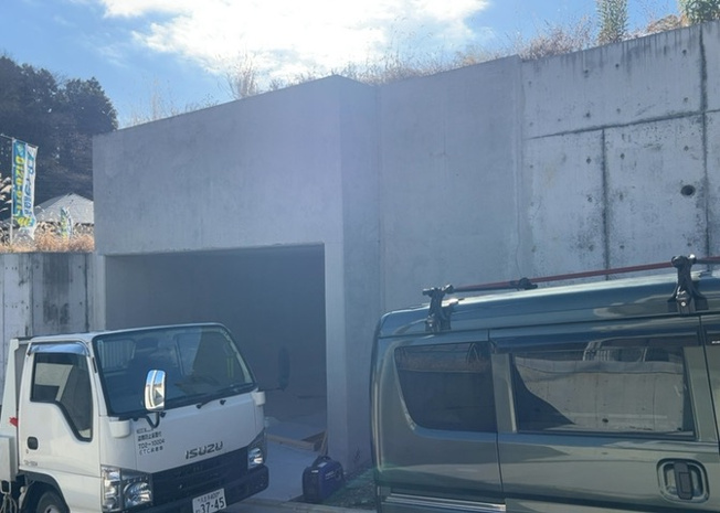 【外観】 | 現地に行くなら、物件の周囲の地形がどうなっているかを見ることも大切です。周辺より低くなっている土地では、大雨などで水が集まりやすいため、地盤が弱くなっているということも考えられるため、注意が必要です。