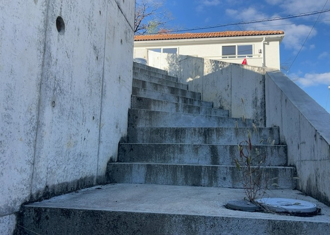 【外観】 | 土地購入を検討されている場合、境界杭がない状態で購入してしまうと境界確定測量をする必要があり、費用がかかります。購入の前に、売主、隣土地所有者立ち合いのもと境界を確定し境界杭を設置するのがベストです。