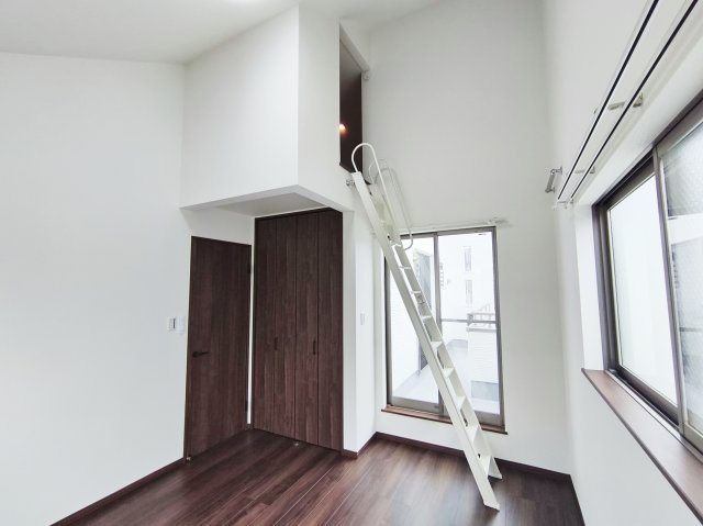 杉並区和泉2丁目の洋室|2階6.7帖洋室
勾配天井となっており開放感溢れる居室
多目的にお使いいただけるロフト付です