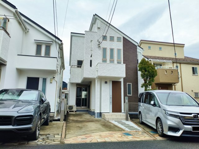 杉並区和泉2丁目の外観|【新規フルリノベーション戸建】
大変綺麗にリノベーション完了いたしました
快適に新生活をスタートいただけます♪♪
建物面積91.19m2
　2階建　ゆったり3ＬＤＫ　小屋裏収納　広々カースペース付