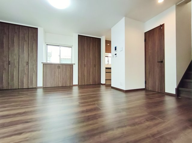 杉並区和泉2丁目の居間・リビング|木のぬくもりが感じられるナチュラルな雰囲気に仕上がった室内
全室フローリング・クロス張替をし新たに生まれ変わった仕上がりを是非現地にてご覧ください