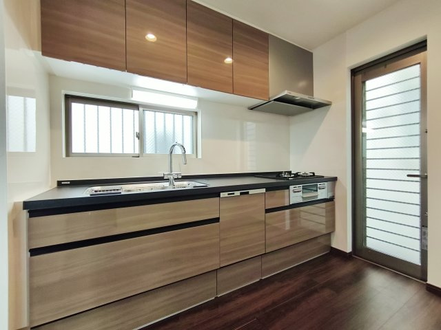 杉並区和泉2丁目のキッチン|システムキッチン新規交換！
スタイリッシュで高機能なシステムキッチン
タッチレス水栓・食洗機・浄水器付
収納力もしっかりございます
キッチン横には便利な勝手口がございます