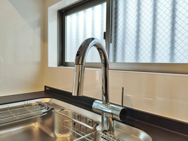 杉並区和泉2丁目のキッチン|水栓部分を触らずに手を洗うことができるので衛生的に使用でき、使用頻度の高いキッチン水栓では家事効率もUPいたします