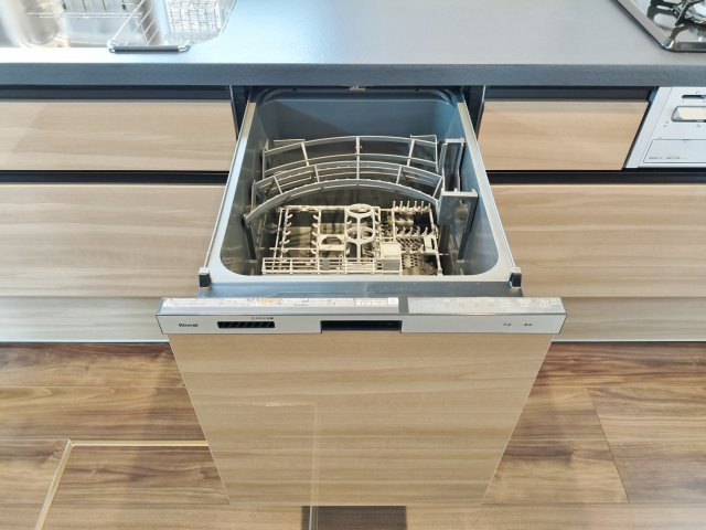 杉並区和泉2丁目のキッチン|食後の片づけに便利な食器洗乾燥機が標準装備です 時間が有効活用でき、節水にもなります