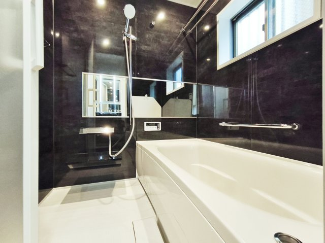 杉並区和泉2丁目の浴室|足を伸ばしてゆったりとご入浴いただける一坪タイプのユニットバス新規交換済
お子様とのご入浴も快適な広さです