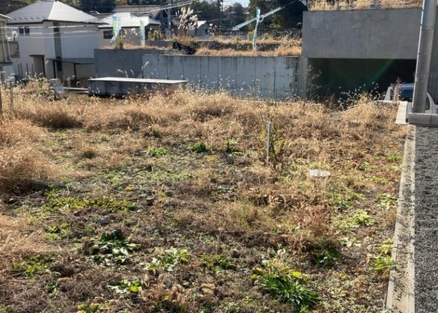 【外観】 | 土地の形が極端に長細かったり、狭小地、あるいは道路との高低差がある傾斜地だった場合、後々売ろうとしても買い手がつかない場合もあります。後々、売却することになった時に価値の下がらない土地を選びましょう。