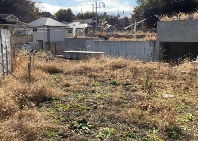 【外観】 | 家を建てる場合、方位は要チェックです。現実的に日当たりのよい家ならばリビングは南側、建築基準法でも北側に当たる家への配慮は求められています。土地を見学に行く際は、方位磁針を持って行くようにしましょう。