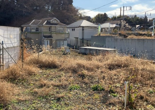 【外観】 | 土地を買う際、住む地域の自治体や福祉の補助制度にも注目してみましょう。子供や老人の医療補助やゴミ出しのルールなど、自治体によってルールに大きな違いがあるため、暮らしやすい土地で判断するとよいでしょう。