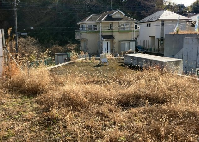 【外観】 | 土地の前の道路に消火栓が設置されていることがあります。この場合、道路交通法第45条第1項により、駐車禁止の場所が指定されています。そのため、車庫などの駐車スペースをつくることができない場合があります。