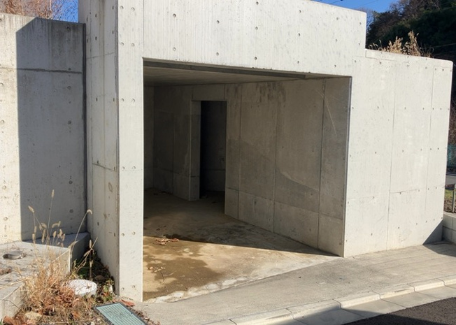 【外観】 | 現地に行くなら、物件の周囲の地形がどうなっているかを見ることも大切です。周辺より低くなっている土地では、大雨などで水が集まりやすいため、地盤が弱くなっているということも考えられるため、注意が必要です。