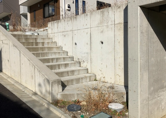 【外観】 | 隣家の土地はどうなっているのか、生活利便施設が近くにあるのか、学校まで近いかなど、お客様のライフスタイルにあわせたイメージが重要です。また、近くにあると困る施設が近くにないかも確認するといいでしょう。