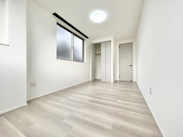 坂出市江尻町リフォーム戸建ての洋室|西側約6.5帖の洋室は天井・壁のクロスを張り替えました。照明は全部屋設置しますので、ご用意はご不要になっております。