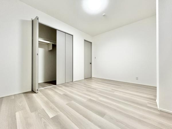 坂出市江尻町リフォーム戸建ての洋室|約9帖の洋室ですは天井・壁のクロス張替、床材の張替済みです。大きなクローゼットもついております。