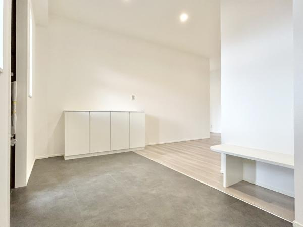 坂出市江尻町リフォーム戸建ての玄関|玄関ホールは天井・壁のクロス張替、床材の張替済みです。玄関ドアを開けると温かみを感じる玄関ホールが迎え入れてくれる空間に仕上げます。