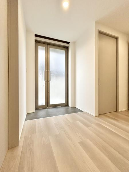 坂出市江尻町リフォーム戸建ての収納|玄関横はお子様の自転車や趣味の道具なども置いていただける広々空間となっております。