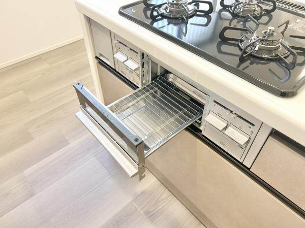 坂出市江尻町リフォーム戸建てのその他|魚を焼くだけじゃないグリルはトースターの代わりにパンを焼いたり、夕食のお惣菜をカリッと温め直したり主婦の強い味方です。時短料理でお料理のバリエーションが増えますね。