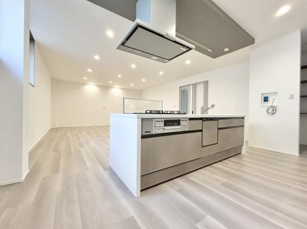 坂出市江尻町リフォーム戸建ての居間・リビング|約32帖のLDKに変更しました。天井・壁にクロスを張り、床材を張る予定です。広々としたリビングなので家具の配置など自由自在ですね。